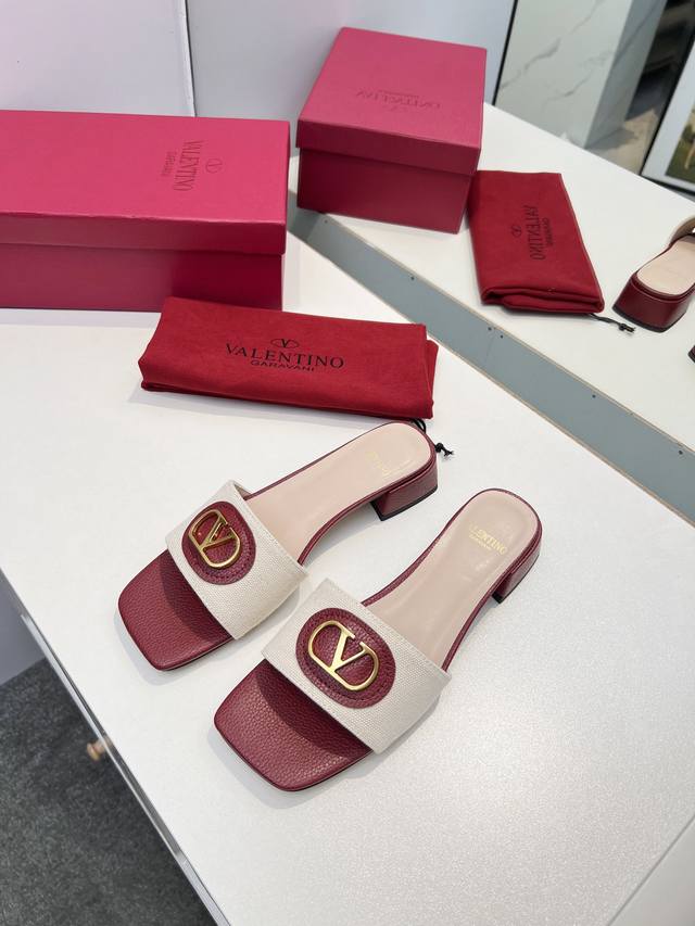出厂价P 皮底40 Valentino华伦天奴大V扣拖鞋专柜最新系列 最高版本 细节完美 经典款适合多种人群 原版1：1复制 上脚非常修脚型 重点是很好非常好驾