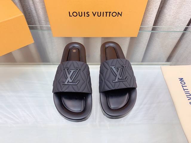 出厂价P Lv 品牌标识男款拖鞋！ 鞋子独特的个性增加十足魅力，上脚有超风范 圆头的设计让脚得趾到完的全释放摆脱鞋子本原的压迫感，脚感适舒！日常百搭款推荐自留！