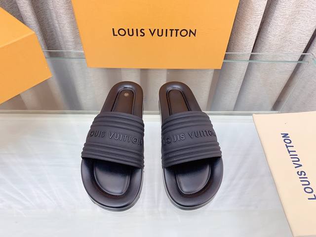 出厂价P Lv 品牌标识情侣款拖鞋！ 鞋子独特的个性增加十足魅力，上脚有超风范 圆头的设计让脚得趾到完的全释放摆脱鞋子本原的压迫感，脚感适舒！日常百搭款推荐自留