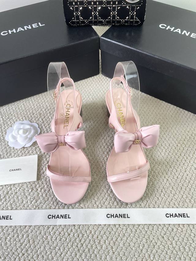 香奈儿春夏蝴蝶结凉鞋新品，手工包扎的羊皮立体的蝴蝶结，鼓鼓囊囊的，甚是可爱没有女生会拒绝吧！ 羊皮鞋面 小羊皮内里，意大利进口牛皮底 跟高：2Cm 5Cm 码段