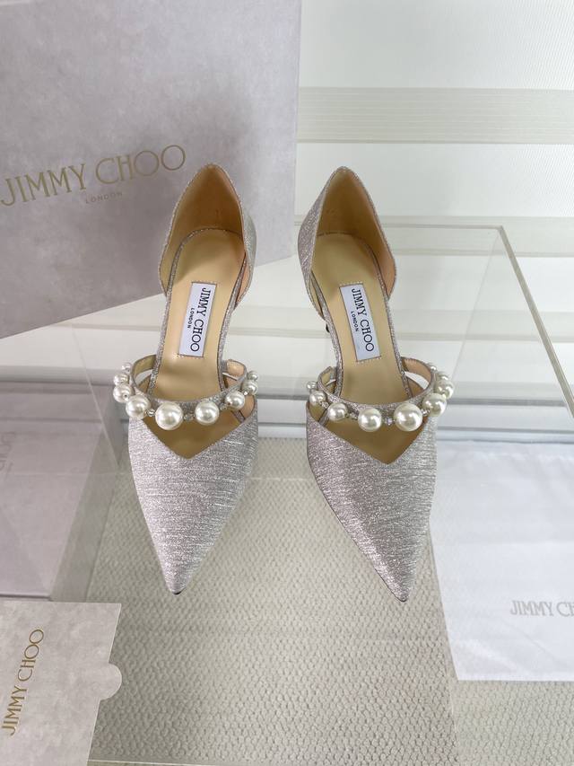 Jimmy Choo｜周仰杰经典珍珠尖头高跟鞋 我们家Jc一如既往品质优越 低调不失华丽 性感又不显张扬说的就是这款 上脚太好看了 鞋型是大家都爱的秀气款 非常