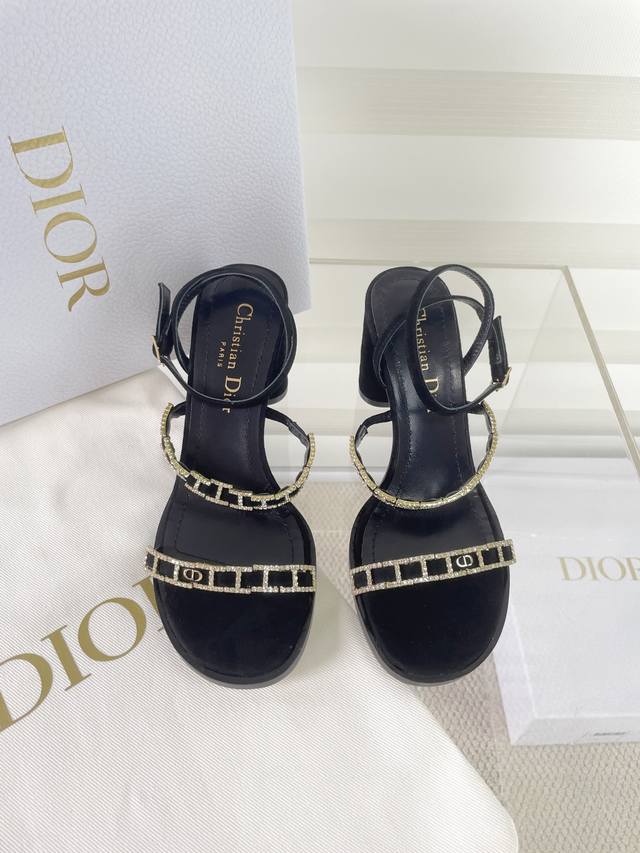 迪奥 Dior 25Ss 夏季新款 新元素 Dior 春夏新款 钻扣 平底 粗跟 圆头 凉鞋女鞋 圆柱跟凉鞋 圆头粗跟果冻色露趾圆头鞋 鞋面：进口牛皮 进口澳钻