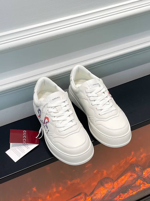 Gucci Chunky B 系列情侣款！百搭爆款饼干鞋 时尚圆头设计，给双脚充足的空间，很好的保护您的双足不受伤害。鞋面采用客供双G老花面料，醒目亮眼，干净利