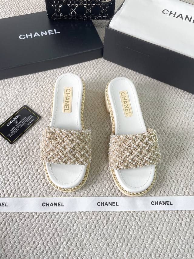 香奈儿 2025Ss Chanel网红手工缝珠链条拖鞋 官网最新色、此款早已成为各大网红新宠！小香经典链条元素、鞋子看着呆萌、但是上脚却非常舒服并且非常瘦脚、平