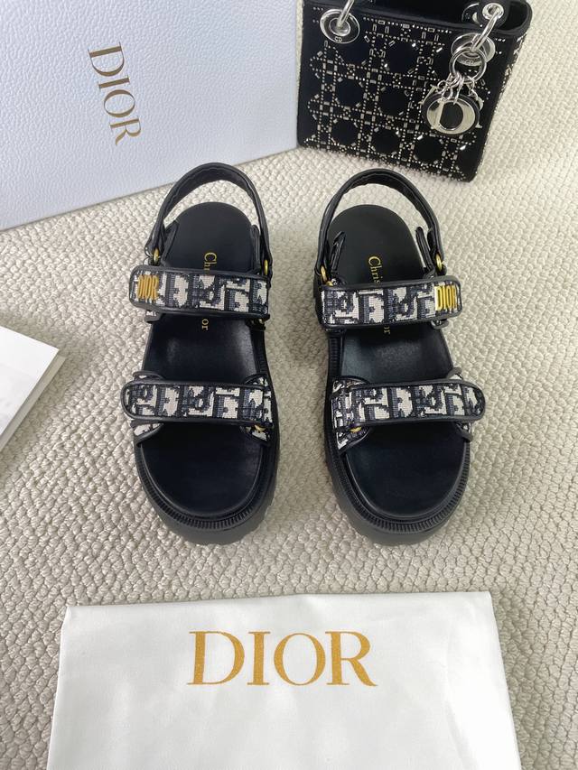 Dior迪奥春夏最新款魔术贴凉鞋、超多明星网红种草、经典的版型设计上迪奥Logo五金点缀、超好看超百搭、上脚非常柔软鞋面进口电绣，正品开模Tpu大底高度5Cm