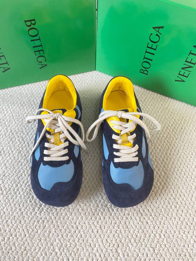 Bottega Veneta Bv葆蝶家 25Ss新款 情侣款复古阿甘鞋 德训鞋休闲运动鞋 Sneaker科技尼龙和绒面打造，灵感来自复古球鞋，全新演绎经典运动