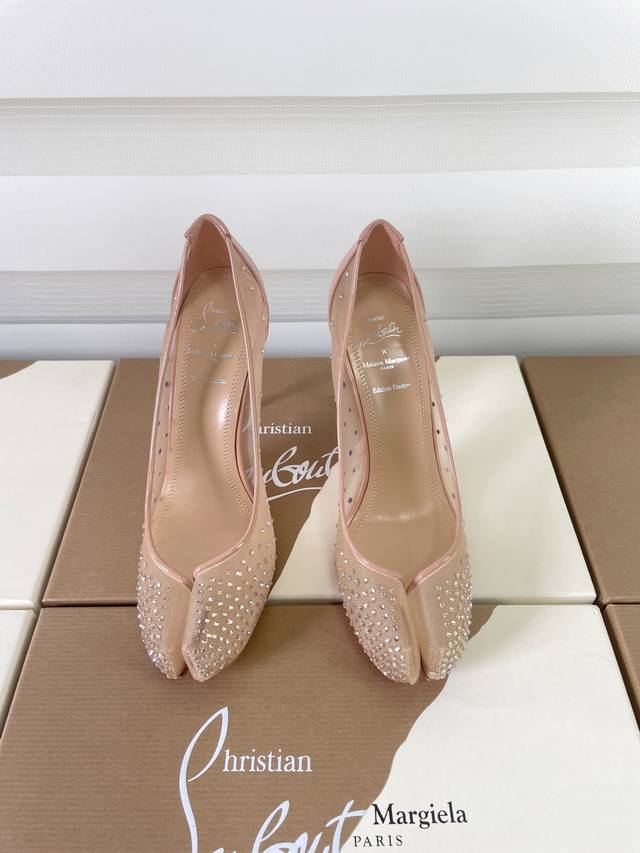 Cl X Maison Margiel* 25Ss分趾平底单鞋 Maison Margiela 与 Christian Louboutin 推出首个联名鞋履系列
