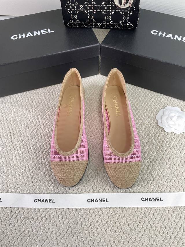 Chane*25S小香奈儿早春爆品编织玛丽珍单鞋凉鞋 妥妥的自留款！！比经典款Slingback舒服太多啦！每个颜色上脚都很显白 的显白利器又是火爆的小香~ 材