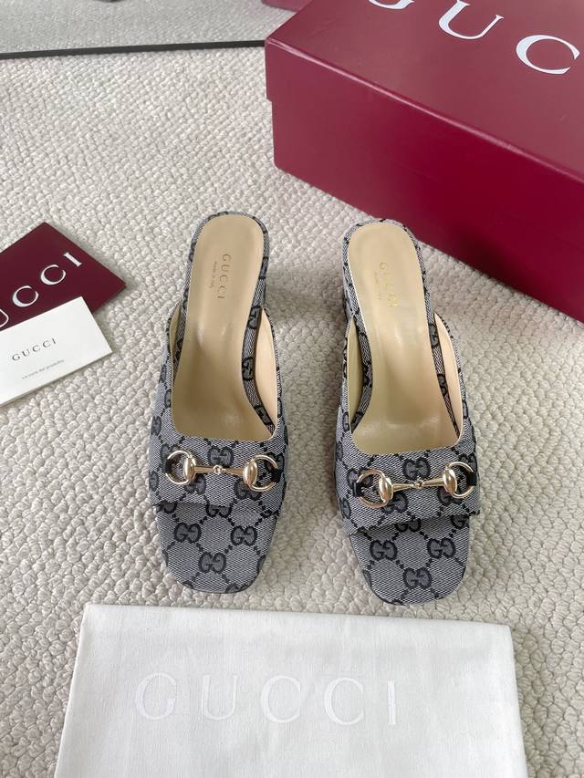Gucci 女士马衔扣马嘴拖鞋 这款个性十足的鞋履以优质Gg牛皮革匠心打造，集品牌典藏设计与现代优雅格调于一体。这款凉鞋缀饰标志性双G配件，尽显经典魅力与品牌格