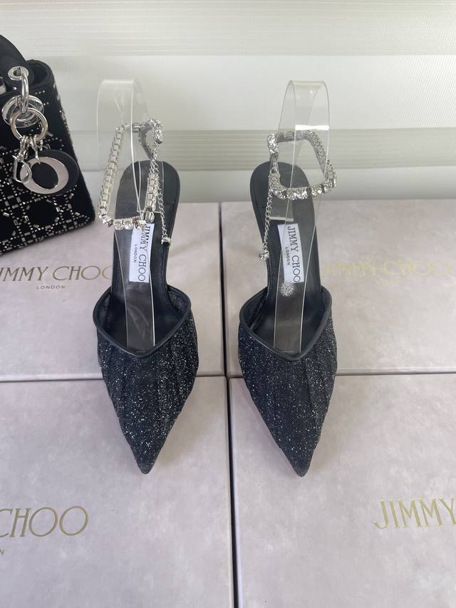 Jimmychoo 吉米周 是一个非常全面之尊贵时尚生活品牌， 香港,美国等大时尚博主及明星的同款表带女士高跟凉鞋系列。 澳大利亚尖头镶珍珠系列、水钻系列简直是