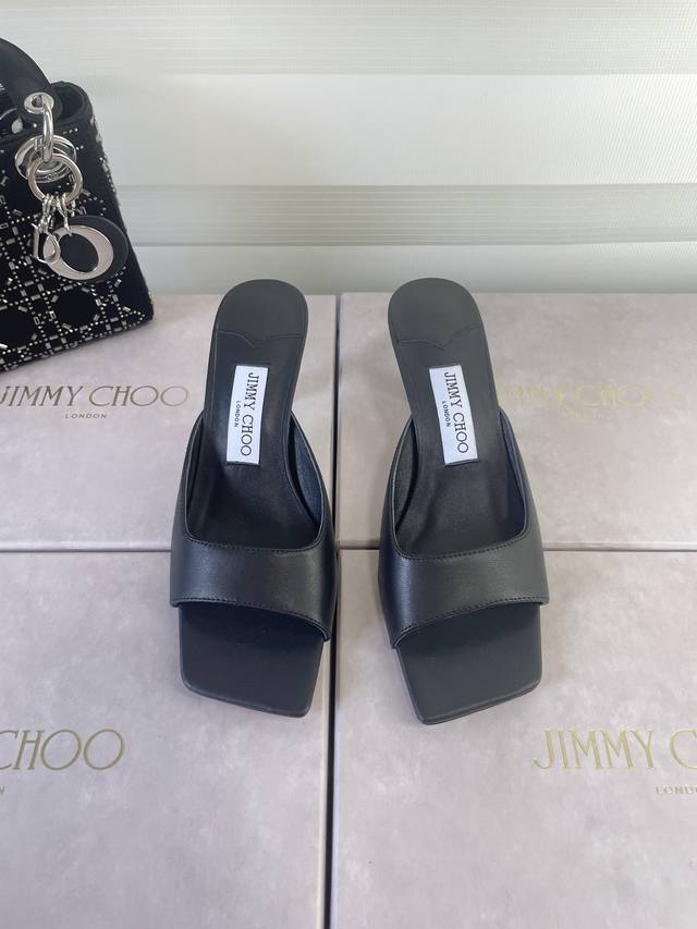 Jimmy Choo周仰杰25春夏 Jc新款简易方头猫跟拖鞋！ 鞋面采用进口羊皮精心制作！没有多余的装饰，简易大气，尽显时髦优雅气质，令脚下每一步都散发迷人魅力
