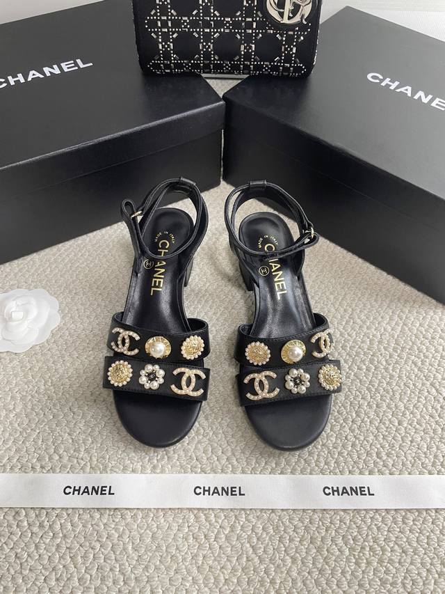 Chanel家徽章粗跟凉鞋 这一系列超精致的，脚背上各种不同的金属徽章元素显得十分精致，把你们想要的那种高极复古感给足了，真的是被每一个细节击中了，随便一搭都好