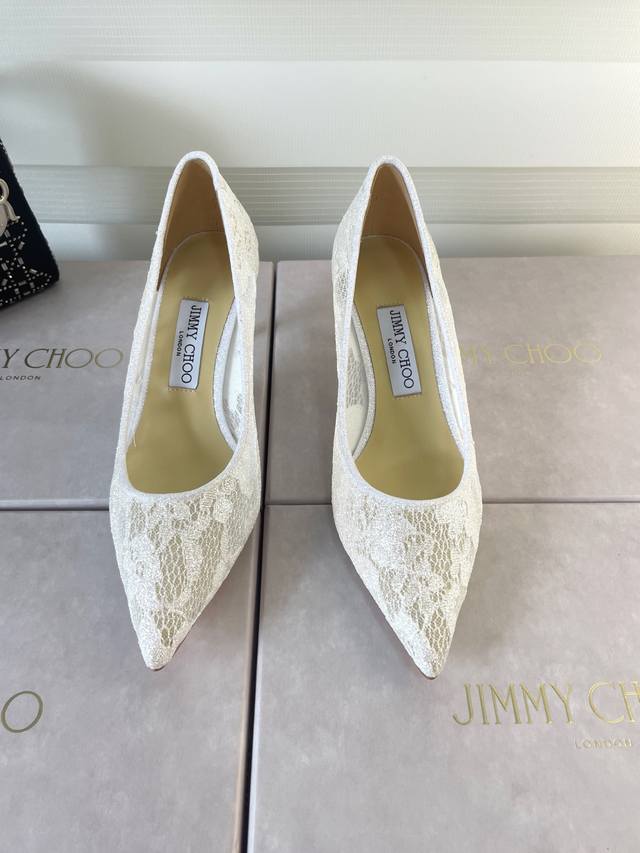 Jimmy Choo｜吉米周经典网纱高跟鞋系列 Jc家的鞋子众所周知都是无一例外的仙女美 尤其是这款细闪亮片点缀 独家纯手工工艺 耗时耗力 网纱若隐若现 透露着