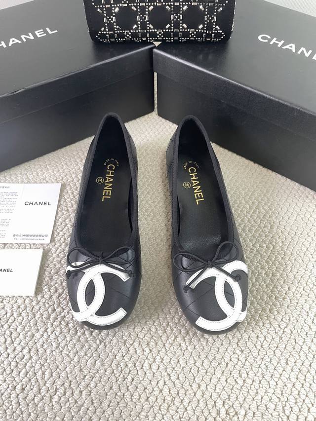 Chanel香奈儿25P新品蝴蝶结芭蕾舞娃娃鞋！ 经典中的经典 无论搭配裤装还是裙装都是完美 小圆头的设计很好的修饰脚型，小仙女们必备！ 鞋面采用进口羊皮 内里