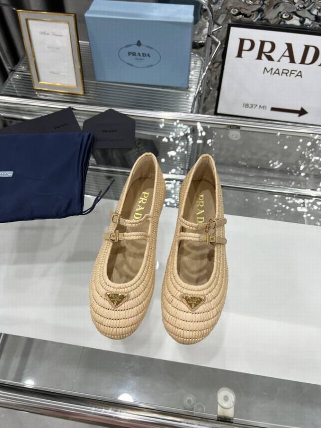 25Ss Prada夏季新款 草编鞋 Prad夏日限定Prada草编鞋 这次带来是芭蕾鞋廓形以崭新季节性视角重新诠释经典。Prada夏日风格彰显品牌不断演进的美
