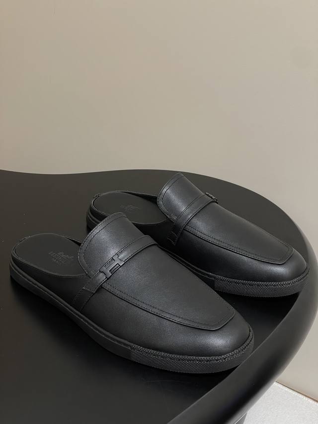 男20-顶级品质 配豪华包装礼品盒 Hermes 爱马仕H家 25新款Likely穆勒鞋迷你小H扣包头半拖鞋平底一脚蹬懒人凉拖鞋 运动风格皮革穆勒鞋，搭配橡胶鞋