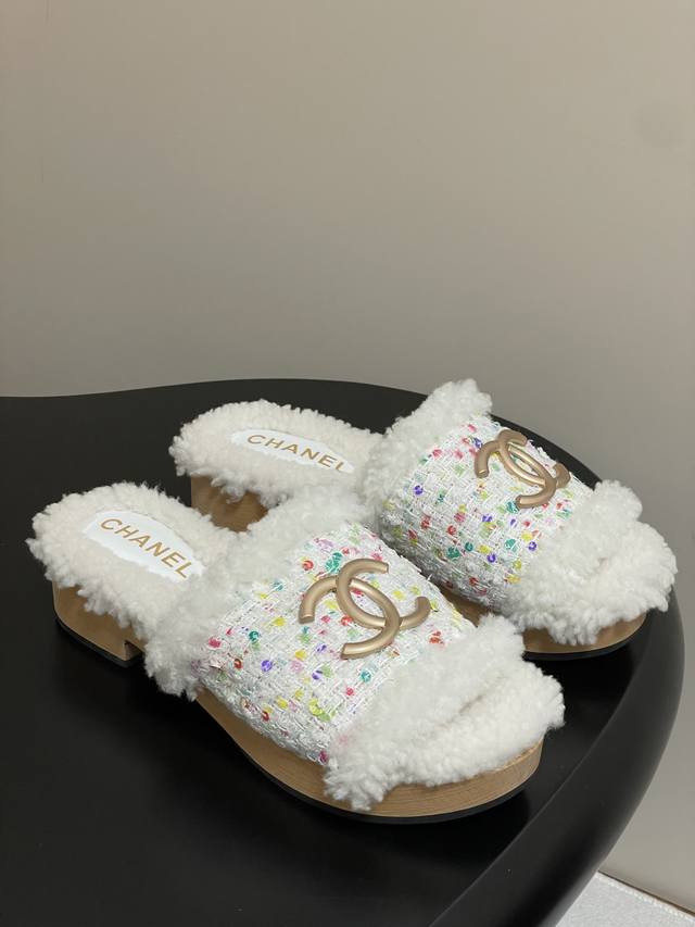 新款Chanel 25A小香经典双C五金扣羊毛拖鞋厚底实木底毛拖鞋 标志性的金属双C Logo闪耀夺目，自带贵气，为拖鞋注入品牌灵魂，是身份与品味不言而喻的象征