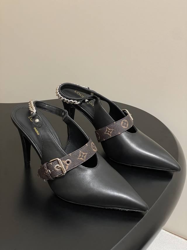 25Ss夏季新款 Louis Vuitton 路易威登 Lv Vibe 链条后空平底凉鞋尖头猫跟高跟凉鞋 本款 Lv Vibe 露跟高跟鞋以柔软羊皮革塑就瞩目构