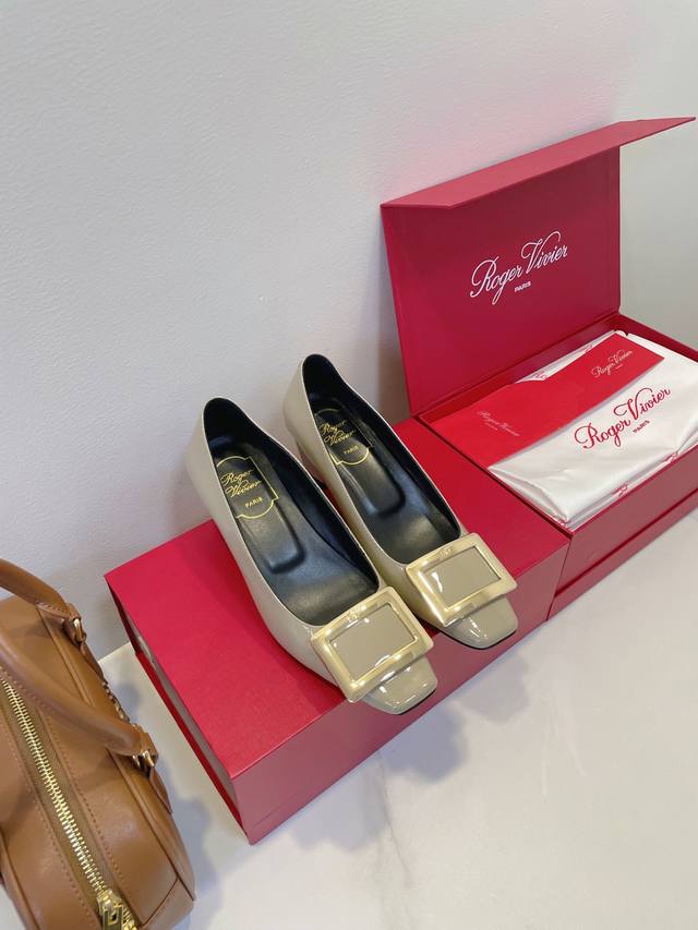Roger Vivier Rv』真香系列～ 法式方扣4.5Cm中跟堪称完美产物，气质又干炼，自信满满！让你的身姿更加曼妙挺拔，展现女性与生俱来的魅力，大女主们