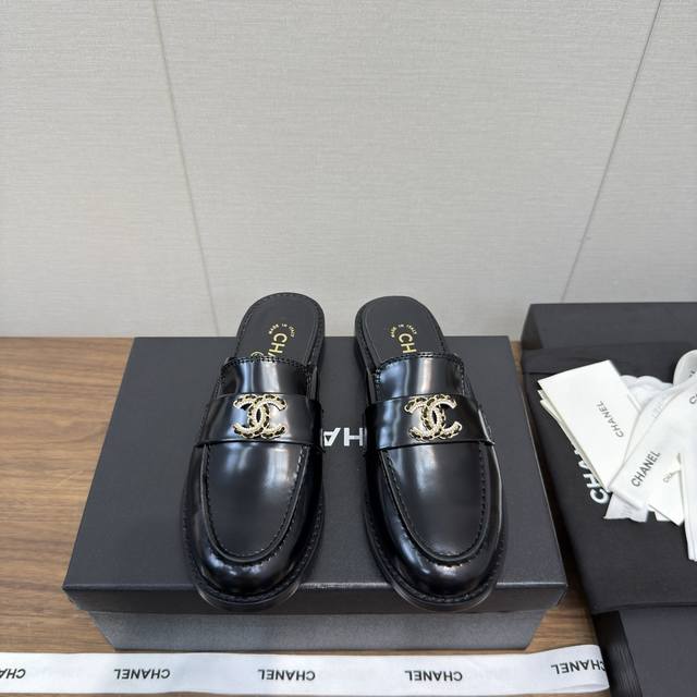 A 25A 新款菱格 乐福鞋 平跟便鞋 包头半拖 顶级版 乐福鞋 小红书热推款 超好穿系列 包头乐福鞋 这新款小皮鞋巨美，无论设计和材质体验，都觉得物超所值！非