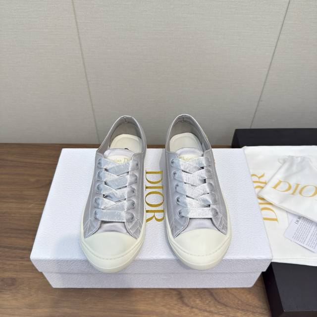 2025Ss Dio*R 迪奥新品 春夏意Star 运动鞋为经典单品 高版本 侧面五金饰点缀以 Christian Dior Paris 标志。 搭配经典轻薄鞋