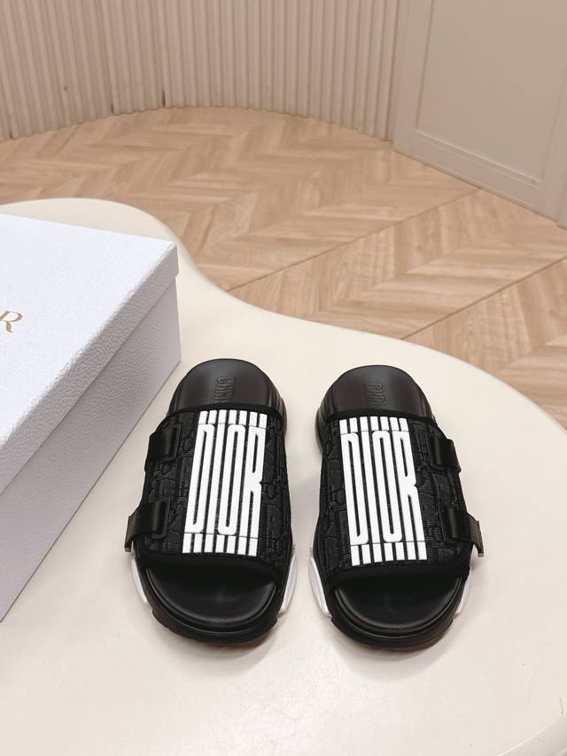 出 Dior迪奥D家2025Ss夏季新款仙女风厚底魔术贴拖鞋 1:1原版复刻 市面上最高版本 各路时尚博主刷爆小红书！超时髦又充满高级感的单品！轻松打造造高端L