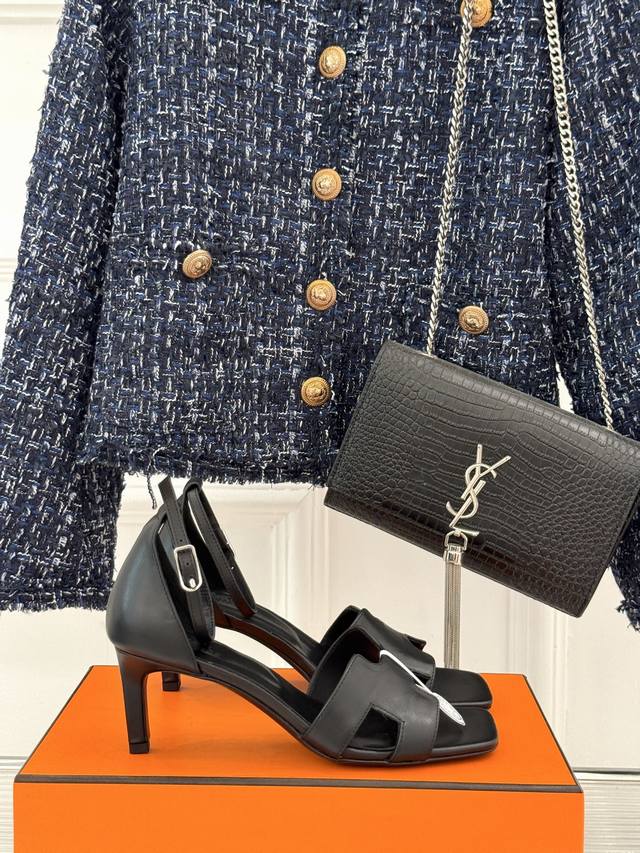 厂价 HermèS 爱马仕经典H高跟凉鞋 鞋面是经典的H造型设计 品牌辨识度极高 颜值和脚感兼备 实物上脚特别好看 显瘦显白显气质 超级精致有档次的贵妇凉鞋 面