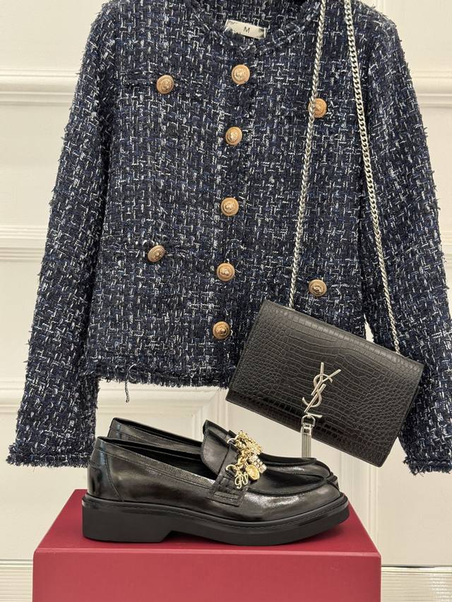 厂价 Roger Vivier Rv25Ss新品水钻链条乐福鞋 这绝对是你鞋柜中不可缺少的时髦担当。 经典的乐福鞋鞋型融合了复古与现代的元素 鞋面上那璀璨的水钻