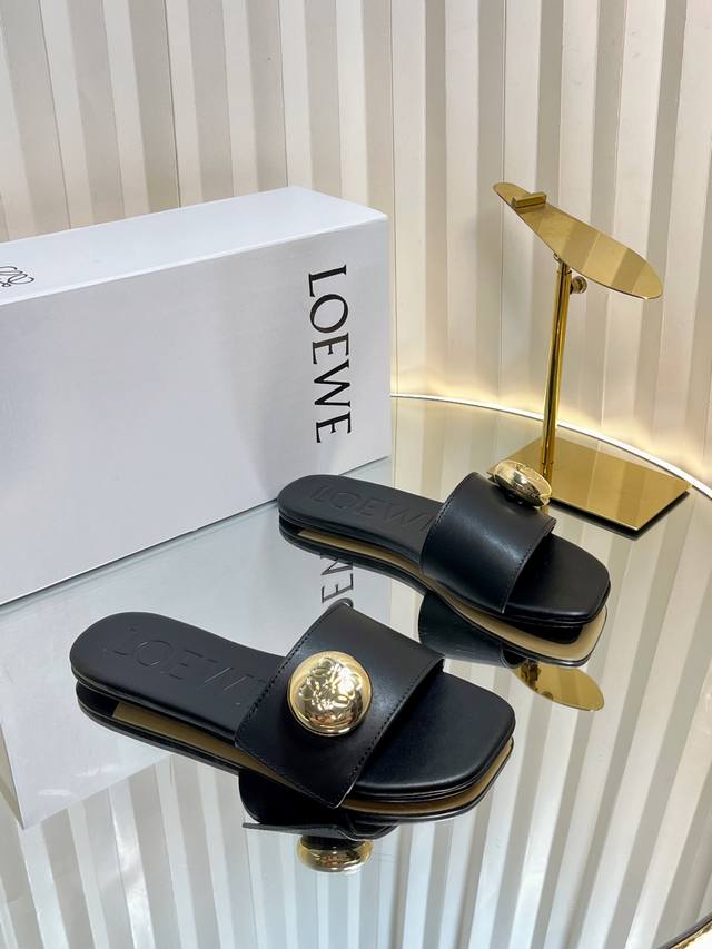 Loewe 25Ss小金球平底凉拖鞋 舒适拖鞋外穿 的凉拖 仙女的拖鞋罗意威拖鞋 超级超级美的小拖鞋 整体是花瓣方头设计更显气质， 一字宽带更加时尚 点缀小金球