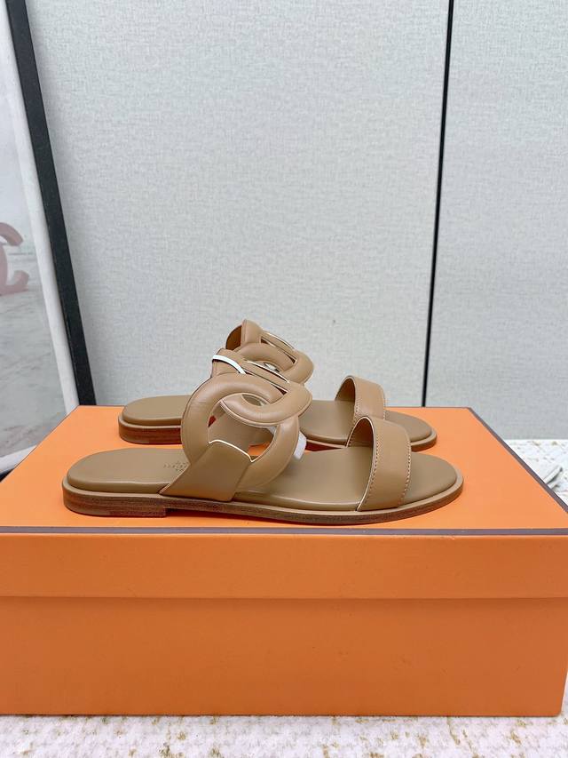 出厂女款 顶级版本 H家 2025新款 Herme*S最近火到不行的- 凉鞋,搭配各种彩色袜子，潮爆了 鞋面：进口小牛皮 内里：进口水染牛里 大底：Tpu防滑耐