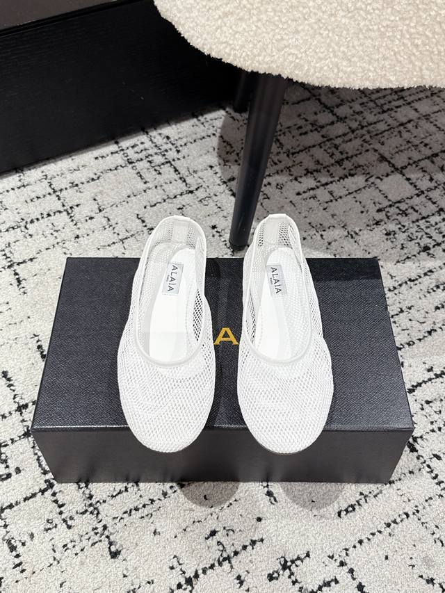 Alaia 阿莱呀 25 春夏季新款 明星同款 夹趾 渔网鞋 芭蕾舞鞋 轻盈透气 夏日松弛美学透气网面日月光倾泻 交织出若隐若现的透感美学 网面设计 呼吸感拉满