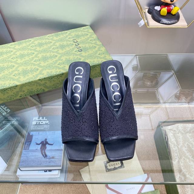 新款！古奇 Guccⅰ 经典夏季女鞋:原版一比一开发，精心调制的鞋楦，面料采用原版质感.进口水纹网面配水钻其羊皮. 细腻到无可挑剔！ 羊皮：内里和垫脚， 跟高：