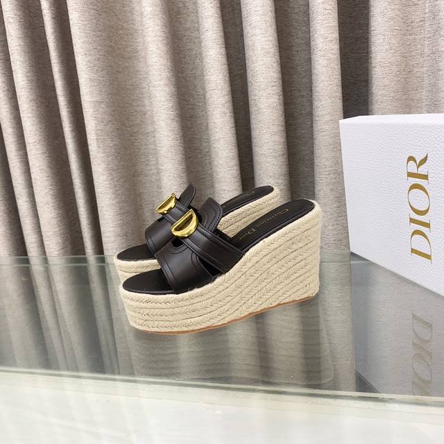 迪奥 Dior 2025 春夏新款 Attitude 拼色镂空坡跟女鞋 Cd字母Logo五金扣厚底圆头露趾草编凉拖鞋 鞋面：进口小牛皮 内里：水染羊皮垫脚内里