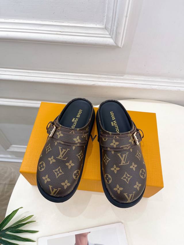 Lv 路易威登 25 2025 春夏新款 顶级版本 专柜主打最新款 Lv To-Go Comfort 平底穆勒拖鞋硬货上新 Bs代购级别！高级感十足！国内外博主