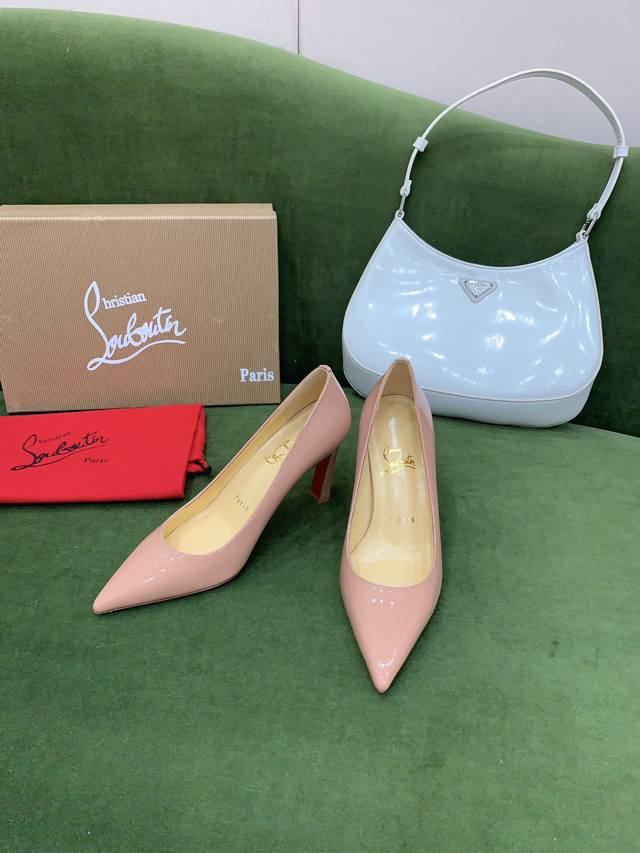 出厂价P Christian Loubouti* 经典红底高跟鞋 采用异形跟设计 流畅的曲线勾勒曼妙风情 尽显性感风姿 万年经典款 鞋面牛皮 内里垫脚羊皮 原版