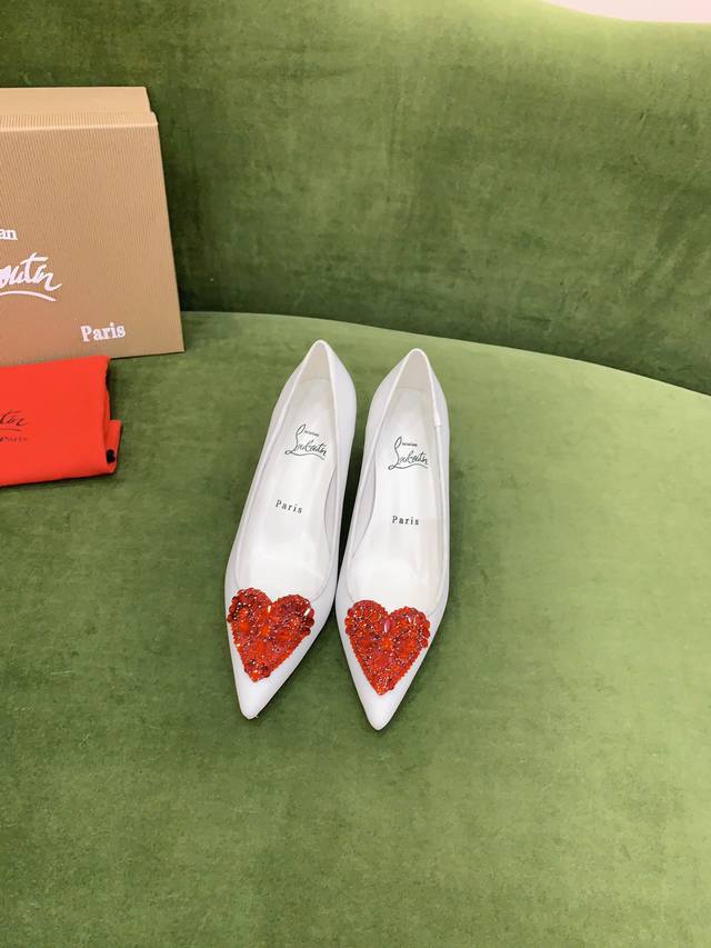 出厂价P Christian Loubouti* 新款限定爱心宝石红底高跟鞋 为爱献礼 尖鞋头配标志性浅口鞋面搭配纤细的鞋跟 柔软的白色纳帕鞋头点缀夺目心型水晶