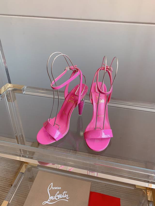 出厂价P Christian Loubouti* 经典口红跟高跟凉鞋 女王权杖化为鞋跟 美到极致 流畅的曲线勾勒曼妙风情 尽显性感风姿 万年经典款 鞋面牛漆皮