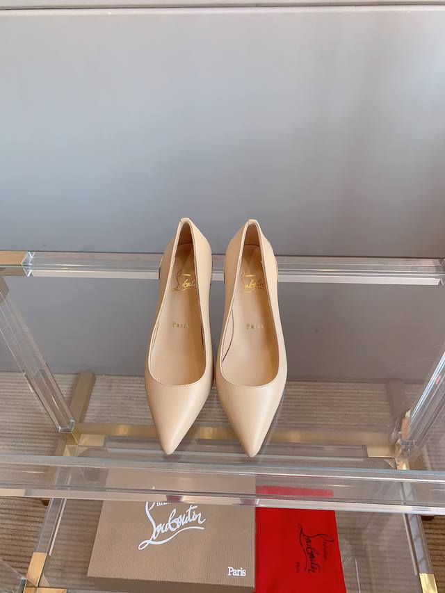 出厂价P Christian Loubouti* 新款红底高跟鞋 花朵鞋跟设计非常有特点 流畅的曲线勾勒曼妙风情 尽显性感风姿 万年经典款 鞋面进口水染羊皮 内