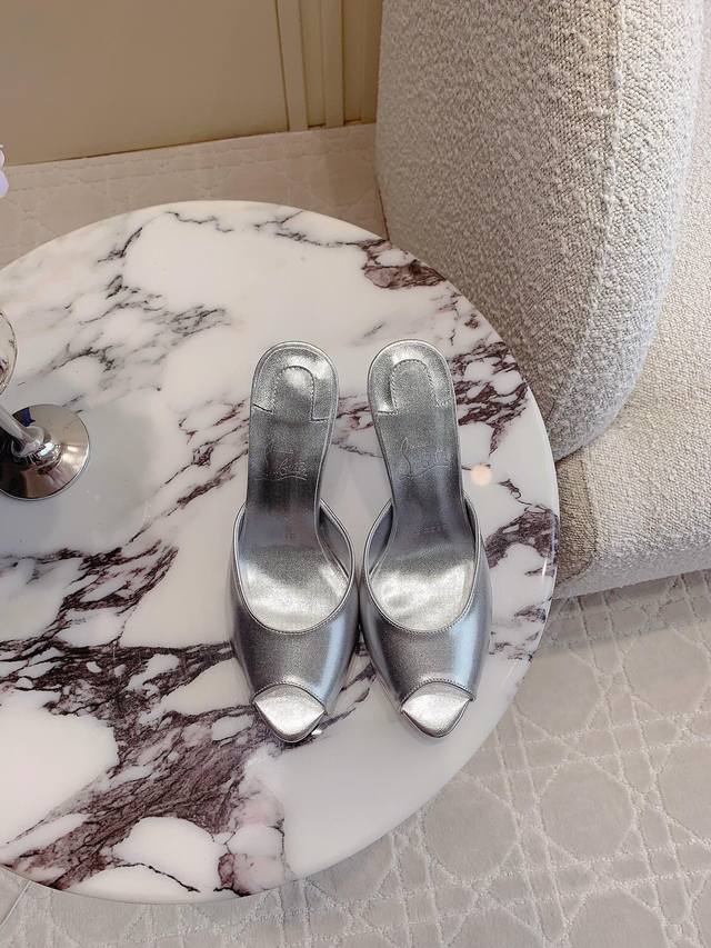出厂价P Christian Loubouti* 新款鱼嘴高跟凉拖鞋 流畅的曲线勾勒曼妙风情 尽显性感风姿 鞋面牛漆皮 内里垫脚羊皮 原版进口Ar1顶级真皮大底