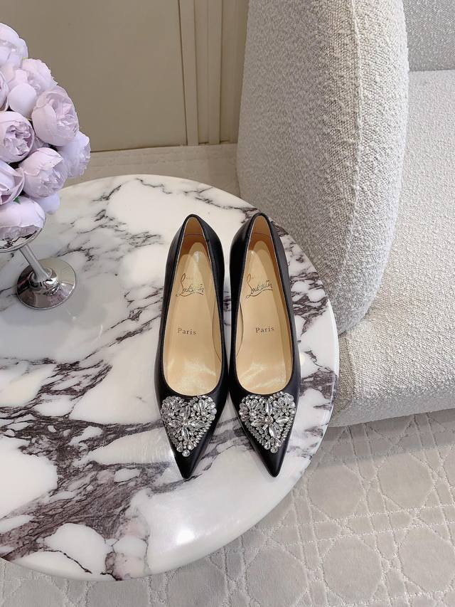出厂价P Christian Loubouti* 新款限定爱心宝石红底高跟鞋 为爱献礼 尖鞋头配标志性浅口鞋面搭配纤细的鞋跟 柔软的白色纳帕鞋头点缀夺目心型水晶
