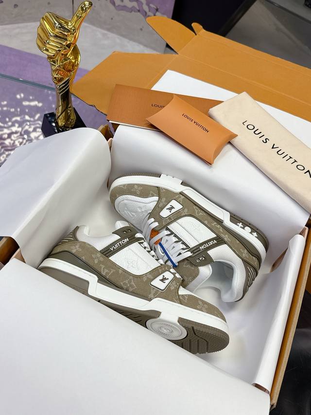 工厂P价P： 原版开发 品质出货 欢迎对比 Lv板鞋系列 Lv Trainer Maxi运动鞋将成衣系列的宽松廓形引入Virgilabloh笔下的Lvtrain