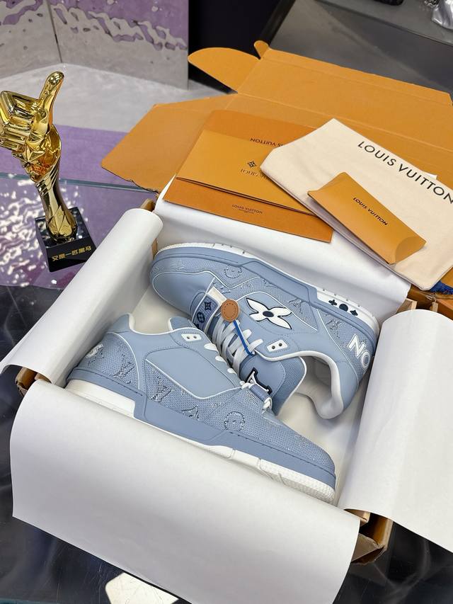 工厂P价P： 顶级版本Lv新款魔术贴 情侣款 Lv 路易威登L家 Trainer 25开春 新款 休闲 运动鞋 滑板鞋 Lv Trainer 运动鞋的灵感源自复