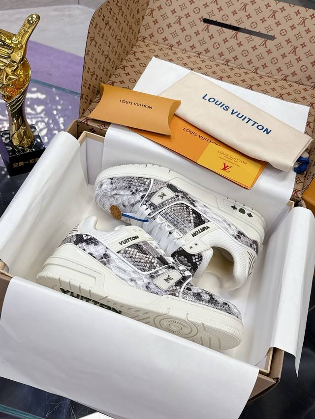 工厂P价P： 头层牛皮 蟒蛇纹系列 原版开发 品质出货 欢迎对比 Lv板鞋系列 Lv Trainer Maxi运动鞋将成衣系列的宽松廓形引入Virgilablo
