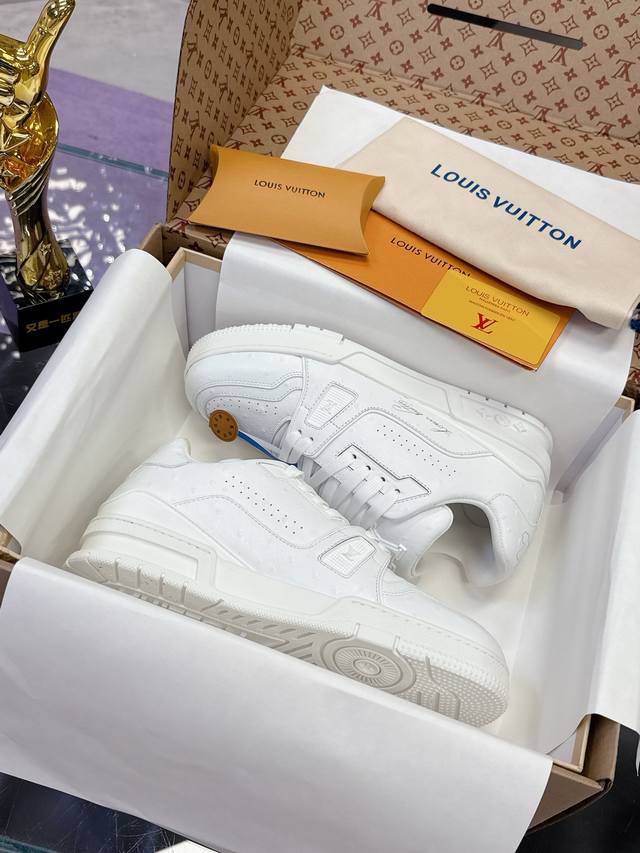 工厂P价P： 头层牛皮 鸵鸟纹系列 原版开发 品质出货 欢迎对比 Lv板鞋系列 Lv Trainer Maxi运动鞋将成衣系列的宽松廓形引入Virgilablo