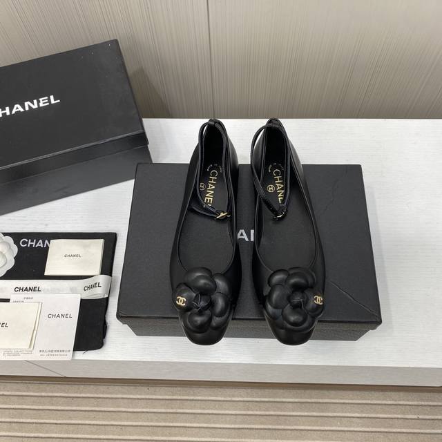 出厂价P Chanel香奈儿走秀款拖鞋 完全原版一比一复刻打造 版型超级正 最新时尚的设计 火遍全网的单鞋，上脚又酷又时髦 五金全部开模复刻 独特设计最为抢眼吸