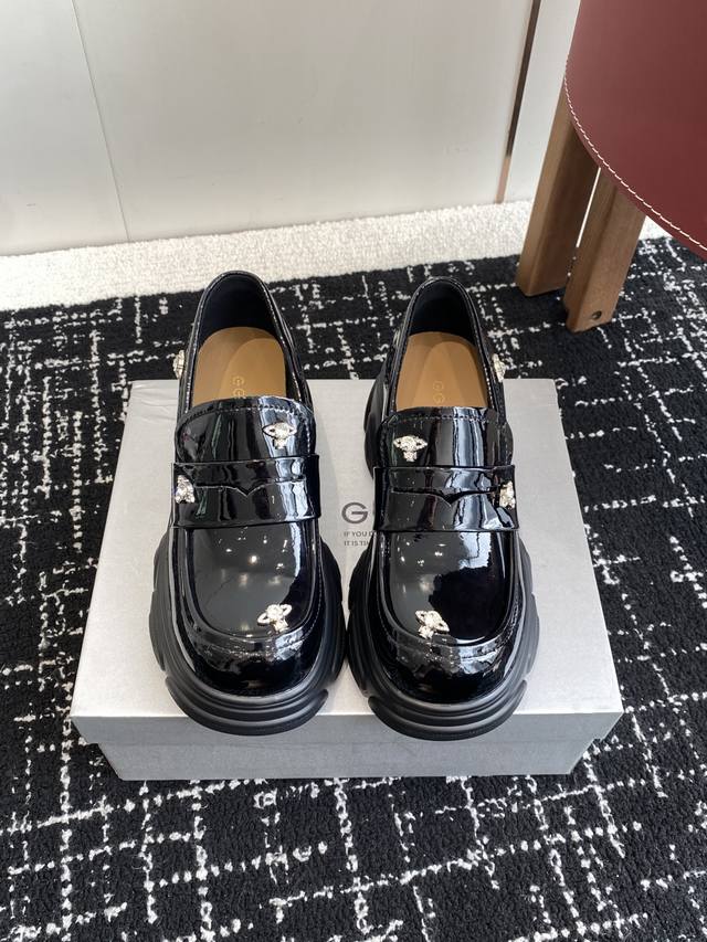莞产高货 代工厂P出品！！ 鞠婧祎同款 Ggcc星系岛屿厚底增高乐福鞋... 关于货：原底+原面+原楦目前应该是市面唯一对版的品质。 2025春季新款千金乐福鞋