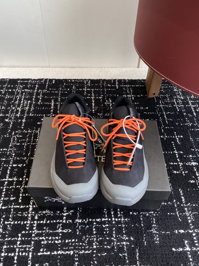 东莞代购级 Archery Kopech Gtx 始祖鸟刺绣款户外鞋解锁户外与日常的双重魅力 当始祖鸟标志性的Logo以刺绣之姿绽放在鞋身，一场关于品质与格调的