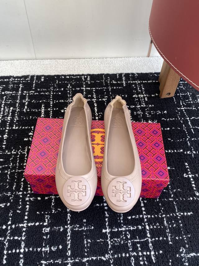 代购级 Tory Burch 经典多色圆扣平跟款到货！女人鞋柜里必备的一款！ 专柜同步，配色很好看。 Tb ，简单大方的设计的款式，Tb专用的金属扣搭配，更经典