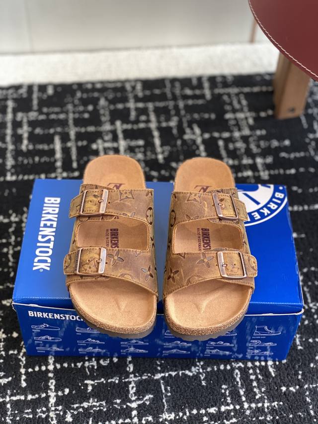 代购级 Birkenstock X 联名Lv 情侣款 系列 这两个品牌刚出联名我就心动了 代购找很久才买到货，真的一鞋难求，真的超级好看，姐妹们给我冲 Size