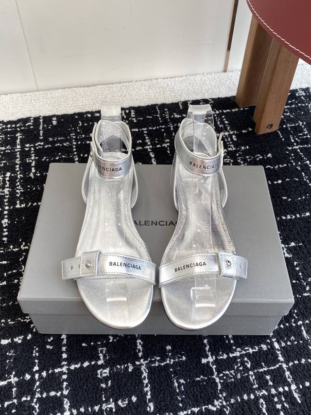 代购级 Balenciaga 2025春夏新款朋克风凉鞋 时髦有型，十足的潮流范儿 对版高订牛皮面料，羊皮内里，意大利 进口真皮大底 Size：35-41 40